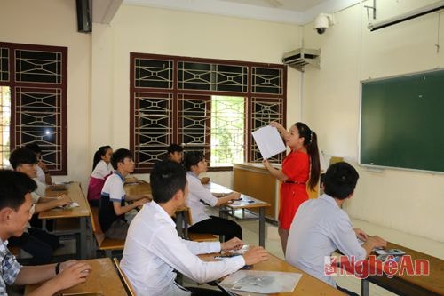 Hướng dẫn thí sinh gấp giấy thi đúng cách và phổ biến quy chế thi
