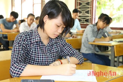 Các thí sinh bắt đầu bước vào môn thi Toán đầu tiên