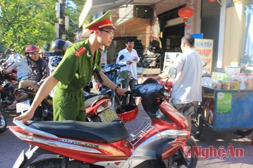 Công an phường Trung Đô giúp người dân sắp xếp lại xe trước điểm thi
