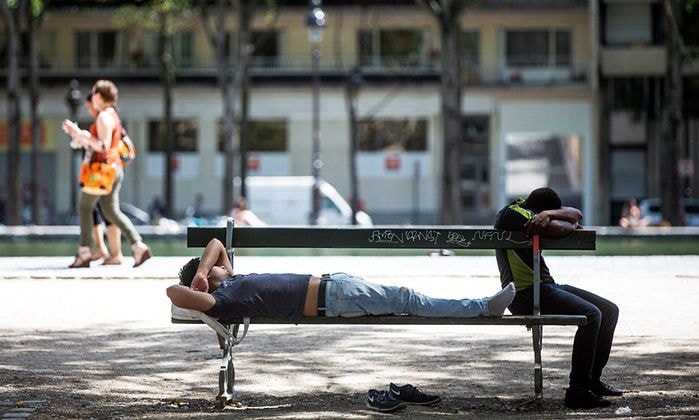 Hai người đàn ông đi vào bóng râm ở Paris , đó là tình trạng báo động cao . Ảnh : Etienne Laurent / EPA