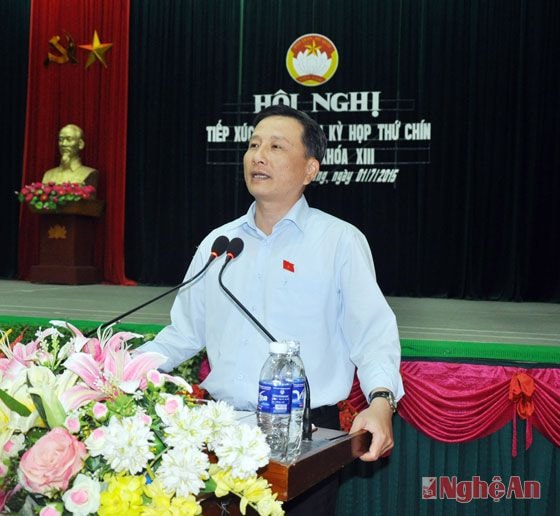 Đồng chí Lê Quang Huy- Phó bí thư Tỉnh ủy, Đại biểu Quốc hội khóa 13 phát biểu, tiếp thu ý kiến của cử tri.