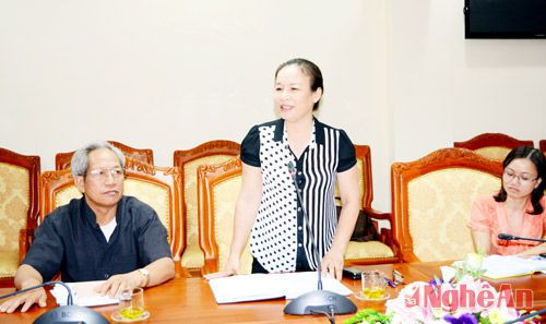 Đồng chí Tôn Thị Cẩm Hà- Phó Ban Văn hóa HĐND tỉnh băn khoăn về tỷ lệ cán bộ chuyên trách HĐND các cấp không được quy định
