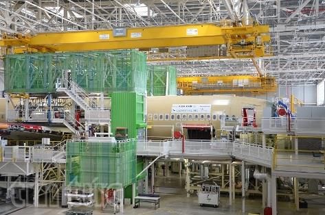 Bên trong phân xưởng lắp ráp máy bay của hãng Airbus.