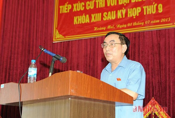 Ông Phạm Văn Hà trả lời các câu hỏi của cử tri