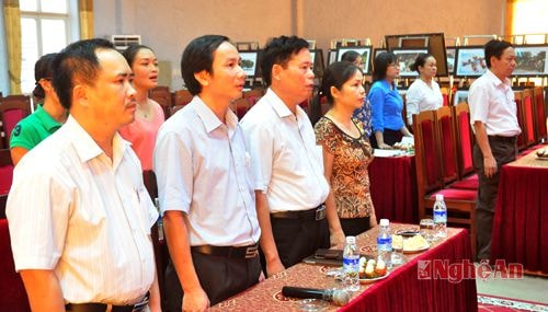 Các đại biểu thực hiện nghi thức chào cờ.