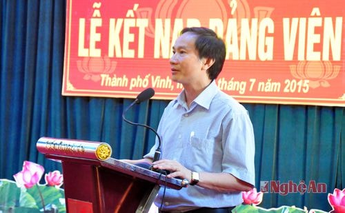 Đồng chí Trần Văn Hùng - Phó Bí thư Đảng ủy - Phó Tổng Biên tập phát biểu tại lễ kết nạp đảng viên mới.