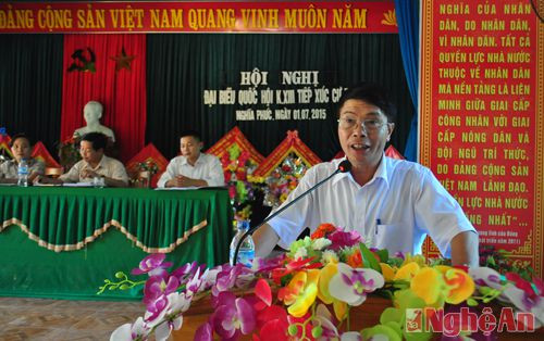Đồng chí Tạ Quang Tính, Bí thư Đảng ủy xã Nghĩa Phúc giải đáp một số kiến nghị của cử tri thuộc thẩm quyền