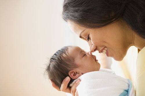 Lây từ mẹ sang con là một trong những con đường lây truyền của virus HIV