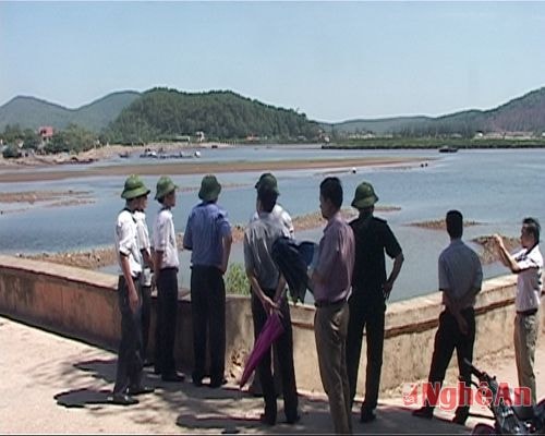  Đoàn kiểm tra cống Nghi Quang