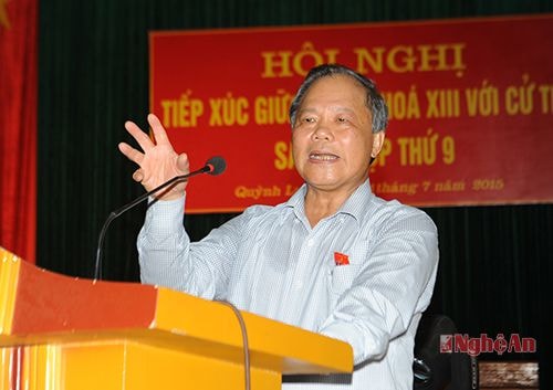 Đồng chí Phan Trung Lý báo cáo kết quả kỳ họp