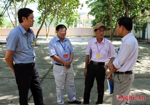 Lãnh đạo Sở giáo dục và đào tạo cũng lưu ý với cán bộ coi thi tại điểm thi trường THPT Quỳ Châu tiếp tục triển khai đầy đủ và nghiêm túc các phương án đảm bảo an toàn, trật tự kỳ thi trong mấy ngày thi tới, khi thí sinh bước vào dự thi các môn tự chọn