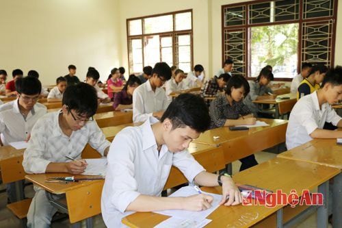 Các thí sinh làm bài thi môn Toán ở điểm thi Trường Đại học Vinh