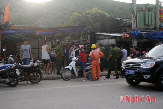 Cơ quan chức năng đang bảo vệ hiện trường khu vực cháy tại Trung tâm Thương mại Kỳ Sơn để điều tra nguyên nhân vụ cháy.