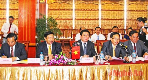 Các đồng chí lãnh đạo tỉnh Nghệ An tham dư buổi tạo đàm.