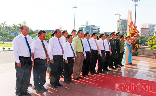 Đoàn đại biểu 2 tỉnh nghiêm trang, thành kính làm lễ dâng hoa trước tượng đại Bác Hồ tại Quảng trường Hồ Chí Minh.