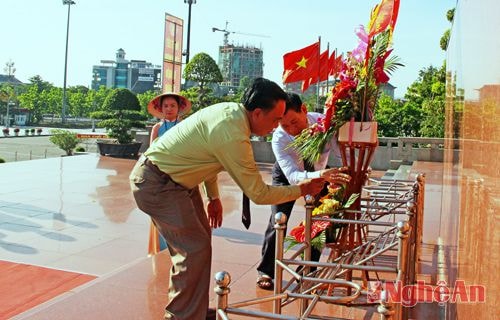 Các đồng chí Bí thư Tỉnh ủy 2 tỉnh Nghệ An và Xiêng Khoảng thay mặt đoàn đại biểu dâng lẵng hoa tươi thắm lên tượng đài Chủ tịch Hồ Chí Minh.