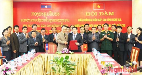 Và trao cho nhau bên bản 