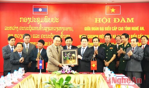 Đồng chí Hồ Đức Phớc trao món quà 