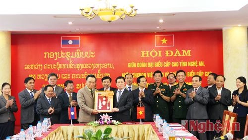 Đáp lại tỉnh cảm của tỉnh Nghệ An dành cho đoàn công tác, đồng chí Bí thư Tỉnh ủy tỉnh Xiêng Xoang