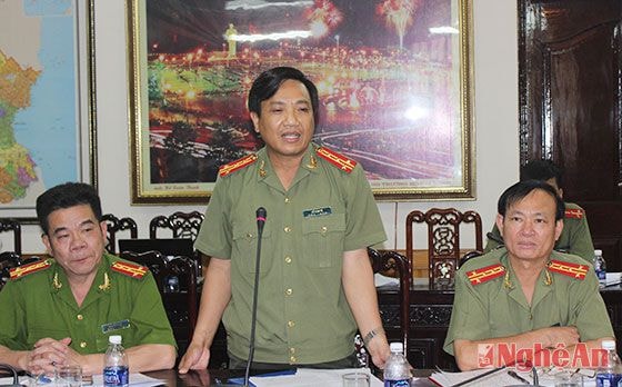 Đồng chí Hồ Văn Tứ - Phó Giám đốc Công an tỉnh báo cáo đề nghị tổ chức Họp báo riêng tuyên truyền về 70 năm Ngày truyền thống CAND Việt Nam thay vì lồng nghép vào giao ban báo chí hàng tháng