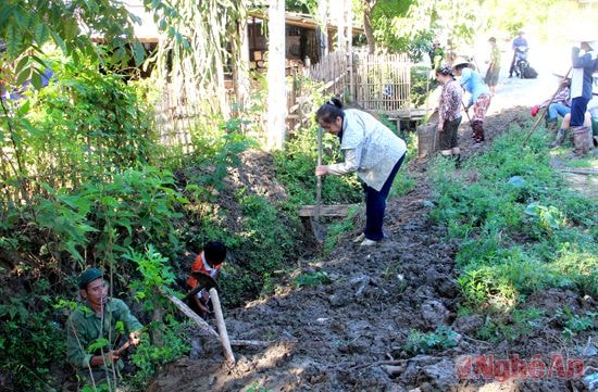 Người dân bản Sơn Hà (Tam Quang) nạo vét  kênh mương chuẩn bị cày cấy.