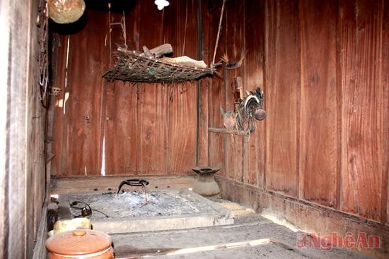 Căn bếp thiêng trong nhà ông Xeo Phò Mạnh  ở xã Bảo Thắng (Kỳ Sơn)