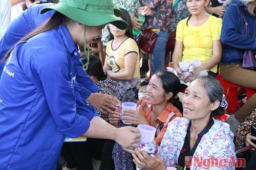 Sinh viên tình nguyện hỗ trợ người nhà thí sinh trong thời gian chờ đợi