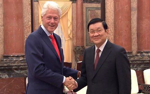 Chủ tịch nước Trương Tấn Sang chào mừng cựu Tổng thống Mỹ Bill Clinton thăm Việt Nam