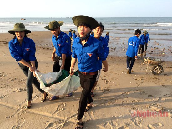 Đoàn Thanh niên Thị xã Cửa Lò ra quân thu gom rác thải ở bãi biển Cửa Lò.