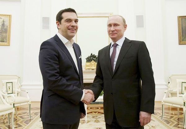 Cái bắt tay thân tình giữa Thủ tướng Hy Lạp Alexis Tsipras (trái) và Tổng thống Nga Vladimir Putin. Ảnh Independent