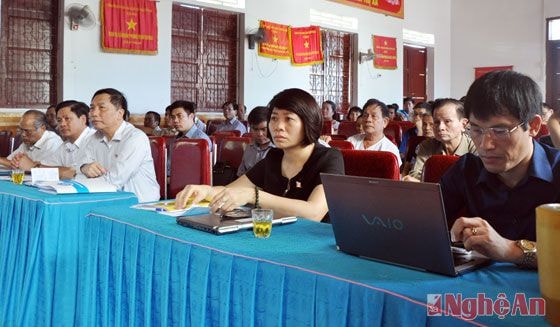 Các đại biểu tham gia tiếp xúc cử tri tại Thị trấn Đô Lương.