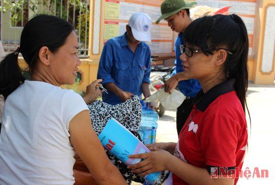 Thí sinh trao đổi với người nhà về nội dung làm bài thi môn Địa lý.