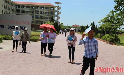 Các điểm thi hôm nay vắng hơn những ngày trước vì nhiều em không chọn môn Địa lý để thi.