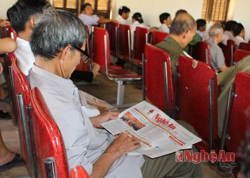 Cử tri cập nhật thông tin về tình hình kinh tế - xã hội tỉnh nhà qua Báo Nghệ An tại buổi tiếp xúc