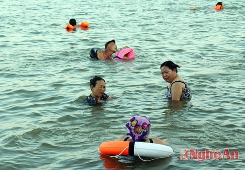 Không chỉ trẻ em và thanh niên, khúc sông này còn thu hút nhiều người lớn tuổi tìm đến giải nhiệt.