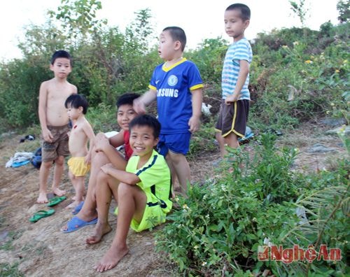 Nếu không có áo phao, các em nhỏ đều được quán triệt tinh thần tuyệt đối không xuống nước.