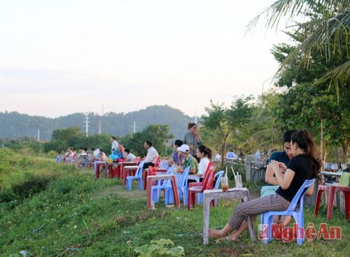 Trên bờ, phần lớn là các bà, các mẹ ngồi uống nước, giữ đồ cho các bố đưa con xuống bơi lội.