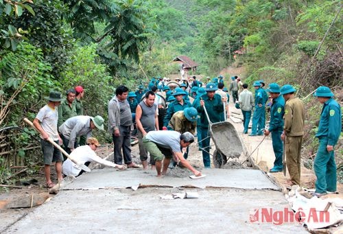 Dân quân tự vệ xã Hữu Lập giúp nhân dân làm đường bê tông  xây dựng nông thôn mới.