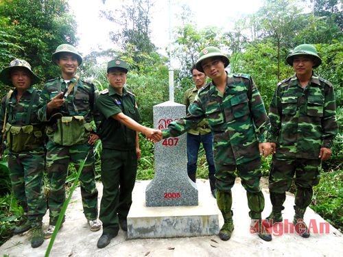 Cán bộ, chiến sỹ Đồn Biên phòng Nậm Cắn và Biên phòng 221 (CHDCND Lào) phối hợp tuần tra song phương tại Cột mốc 407.