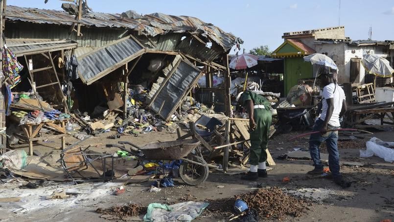 Hiện trường một vụ đánh bom tự sát do Boko Haram thực hiện tại Borno, Nigeria. Ảnh: AP.