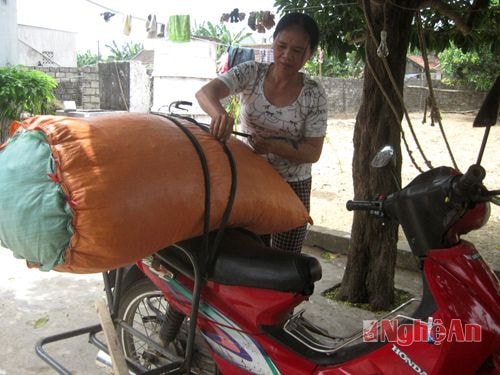 Bà Tuyến chuẩn bị hàng đi bán.