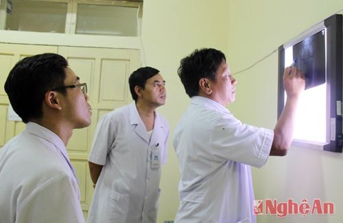 Các bác sỹ nghiên cứu kỹ phim chụp X- Quang khung xương bệnh nhi để quyết định phương pháp phẫu thuật hiệu quả nhất.