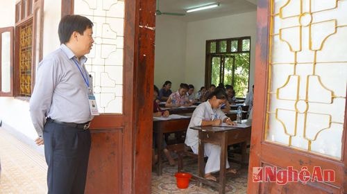 GS, TS Đinh Xuân Khoa, Hiệu trưởng trường Đại học Vinh, cụm trưởng cụm thi số 25 đến động viên và hỗ trợ thí sinh Bùi Thị Thúy - nữ sinh giàu nghị lực, đến phòng thi chỉ sau một đêm mổ ruột thừa