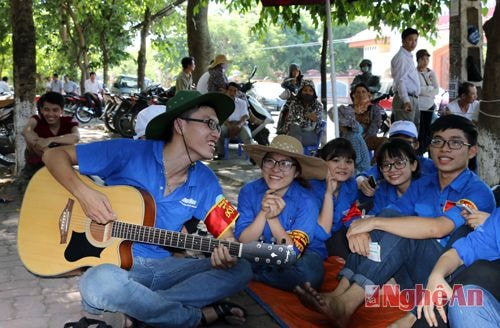 Lời ca tiếng hát của các tình nguyện viên là học sinh cấp III trường THPT Huỳnh Thúc Kháng là một món ăn tinh thần, giúp cho không khí ngoài phòng thi bớt căng thẳng