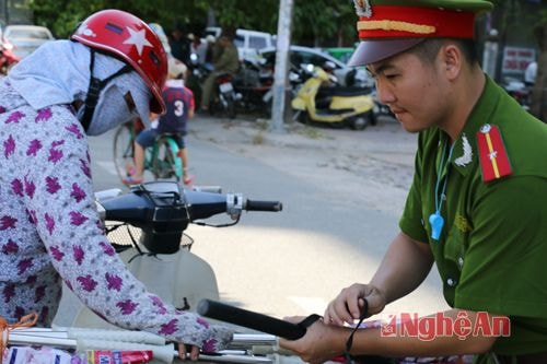 Cùng với đội thanh niên tình nguyện, hình ảnh của những chiến sỹ cảnh sát giúp dân trước điểm thi trường Đại học Y khoa Vinh