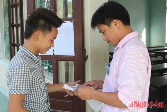 Thí sinh Phạm Xuân Hải đến điểm thi để làm thủ tục thi môn Lịch Sử.