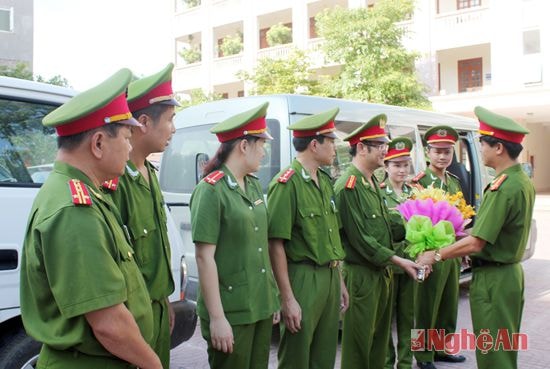 Phó GĐ Công an tỉnh tặng hoa chúc mừng tổ công tác truy bắt tội phạm PC52