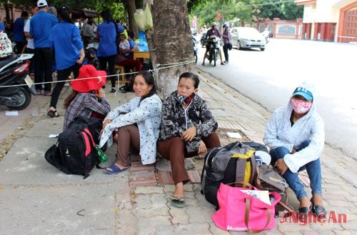 Trong lúc đó nhiều phụ huynh đã “khăn gói” sẵn, chỉ chờ lúc con hoàn thành xong bài thi là lên đường về quê để kịp chuyến xe cuối cùng trong ngày Trong lúc đó nhiều phụ huynh đã “khăn gói” sẵn, chỉ chờ lúc con hoàn thành xong bài thi là lên đường về quê để kịp chuyến xe cuối cùng trong ngày