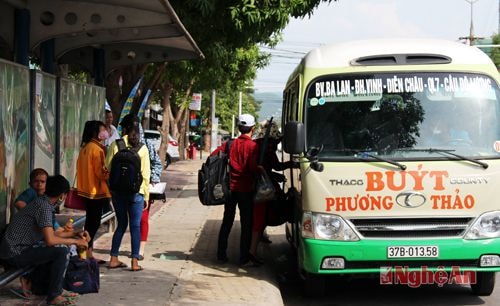 Bến xe buýt trước cổng đại học Vinh đông đúc thí sinh đón xe về quê