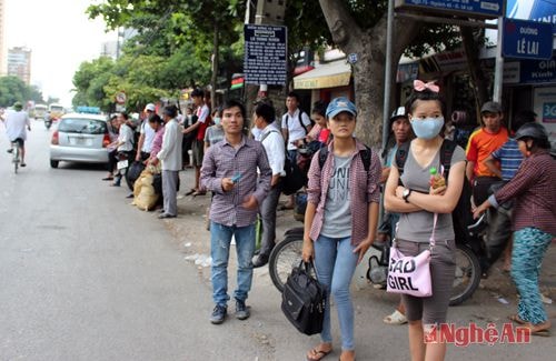 Tại điểm chờ xe buýt trên đường Lê lợi, lúc gần 6h tối vẫn rất đông thí sinh ngóng xe…